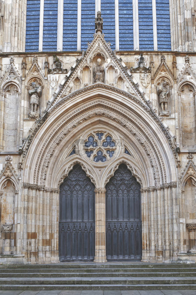 约克大教堂外部建筑的精致窗饰图片