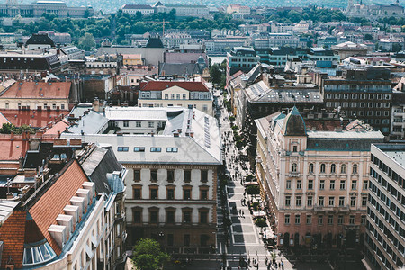 匈牙利布达佩斯街上与游客和建筑物的街头图片