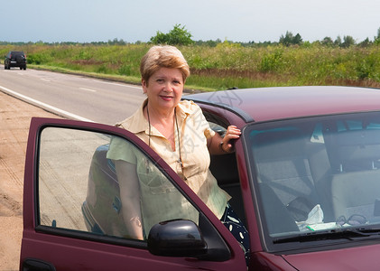 一个女人坐在车里图片