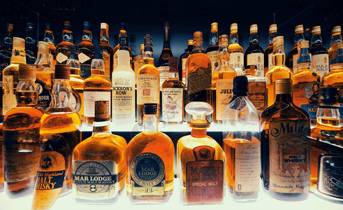 爱丁堡的苏格兰威士忌收藏背景图片