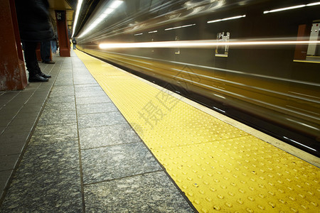 接近纽约曼哈顿地铁站的火车图片
