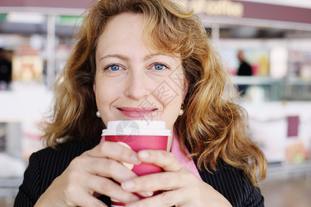 拿着咖啡的快乐的女人图片