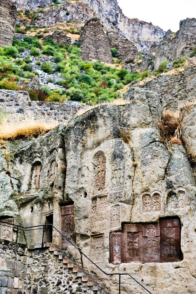 亚美尼亚中世纪盖格哈德修道院的台阶礼拜堂和卡查图片