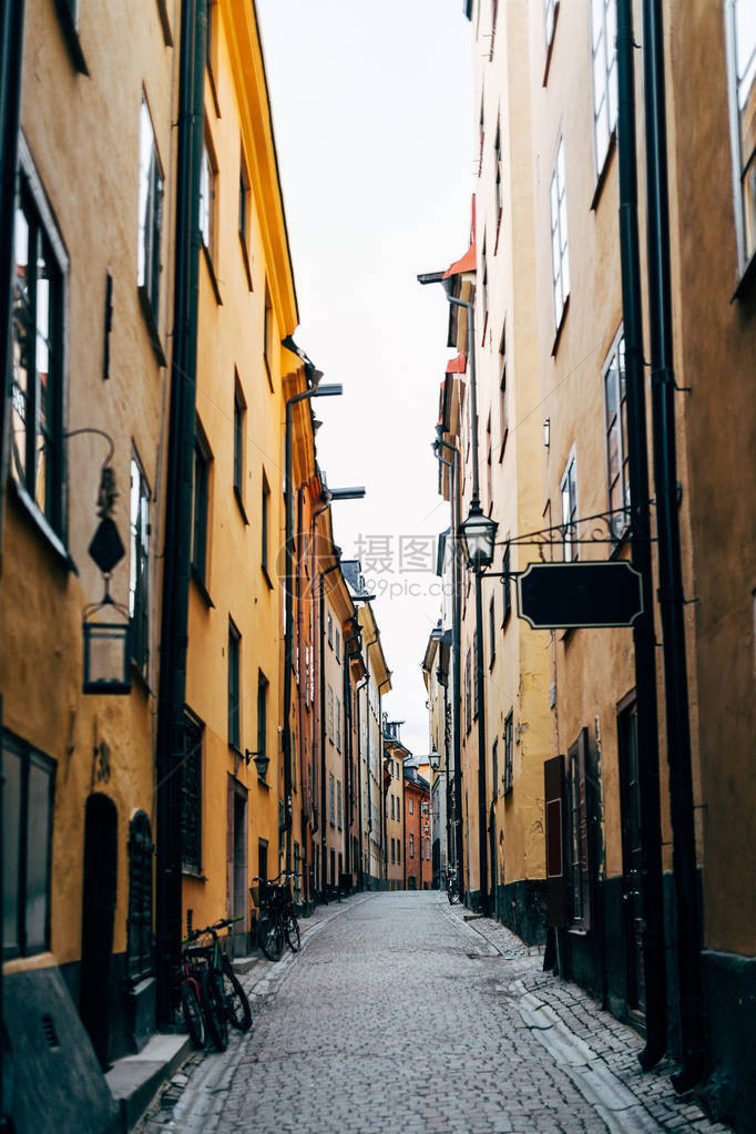 在瑞典斯德哥尔摩老城的狭窄街道和美丽的多彩建筑中图片