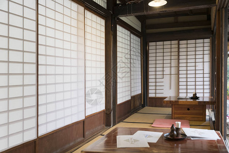 日式白墙建筑的室内景观图片