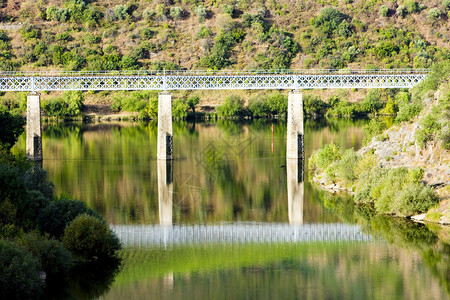 葡萄牙杜罗河谷的铁路高架桥图片