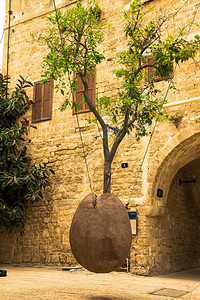 以色列在贾法老城院子悬浮的石图片