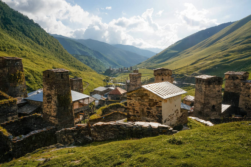 以古老的风化农村建筑和山丘为背景的草地UshguliSvanetiG图片