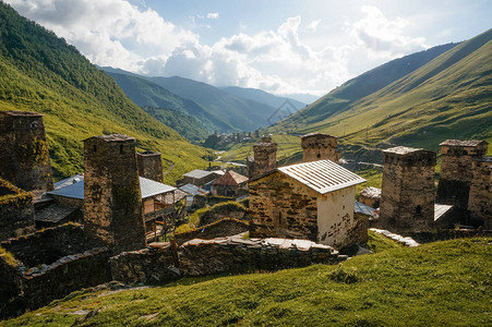 以古老的风化农村建筑和山丘为背景的草地UshguliSvanetiG图片