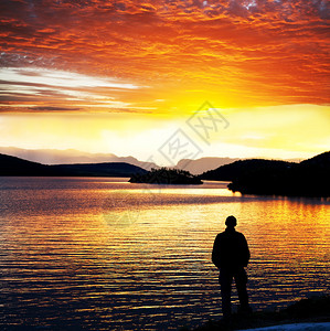 湖面上的落日景象图片