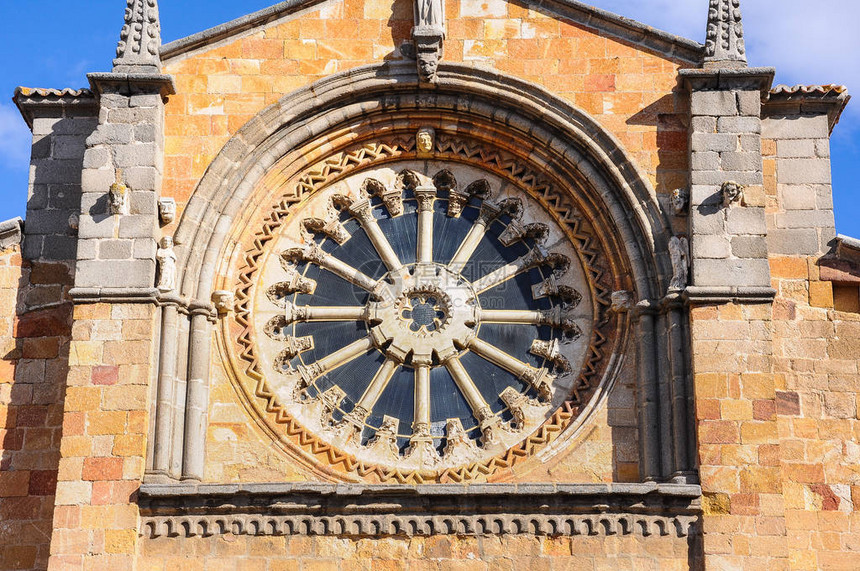 圣彼得教堂正面的玫瑰窗西班牙阿维拉图片