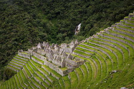 沿着印加古道到秘鲁马丘比的威奈韦纳印加遗址背景图片