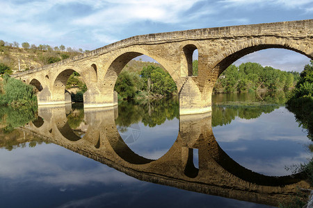 阿尔加河上的罗马内斯克桥图片