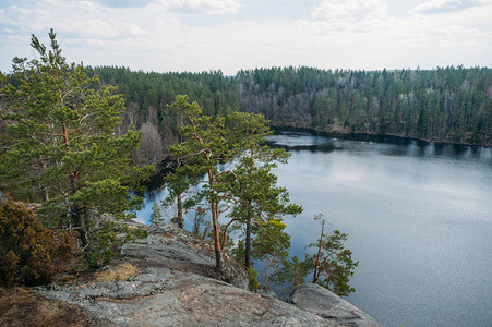 湖水上带的悬崖岩坡图片