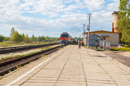 夏季在农村火车站与背景图片