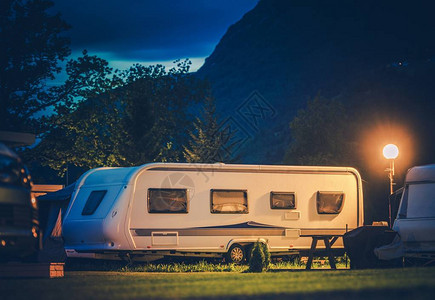 现代旅行拖车和营地度假营图片