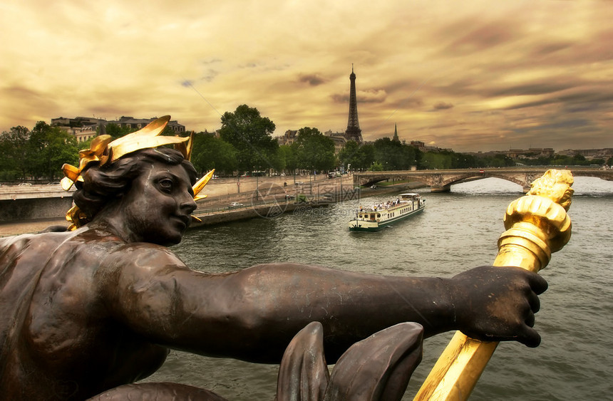 通过法国巴黎著名的亚历山大三世桥的雕塑来观察塞纳河图片