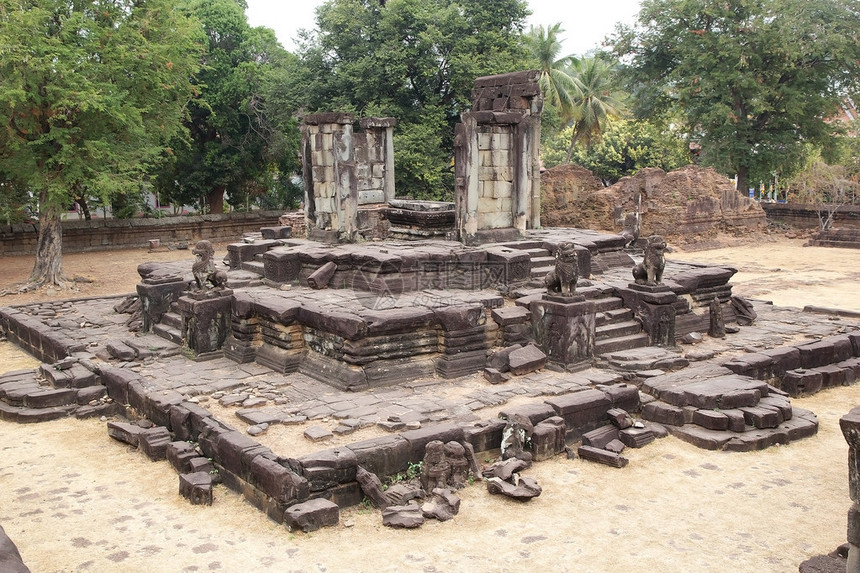 柬埔寨暹粒吴哥巴孔寺遗址围墙内的建筑遗址这座寺庙是Roluos集团的一部分图片