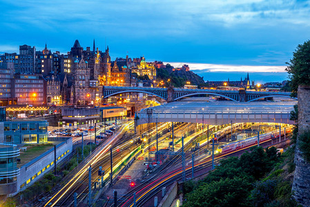 苏格兰爱丁堡Waverley车站夜景图片