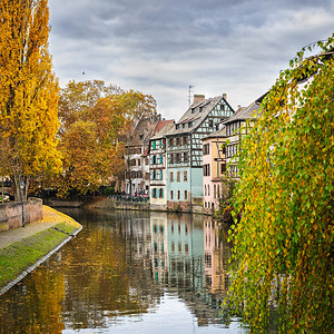 在法国斯特拉斯堡秋天的PetiteFran图片