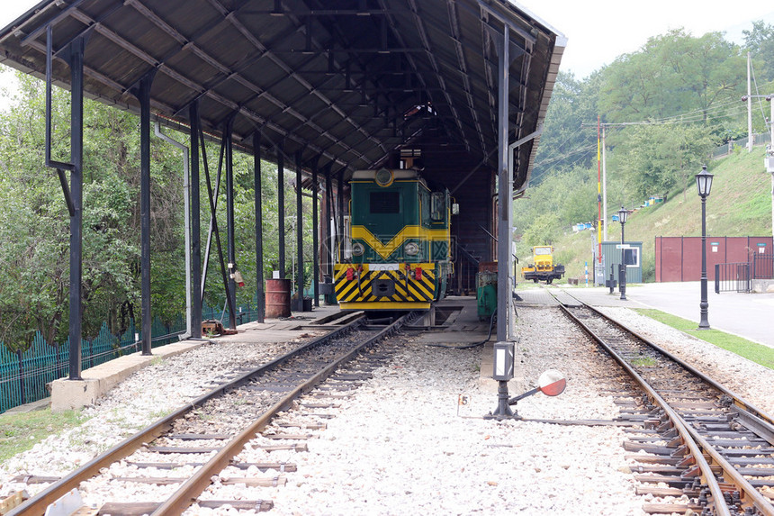 有旧柴油火车的火车站图片
