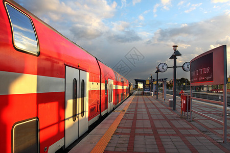 火车在火车站的列车在图片
