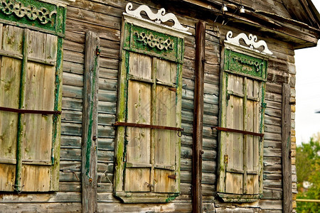 旧木制房屋窗户的百叶窗被紧闭图片