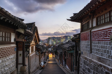 日落时分拍摄的北村韩屋村小巷高清图片