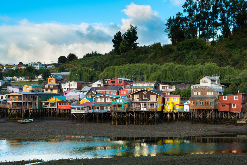 智利Chiloe岛卡斯特罗的被称为Palafito图片
