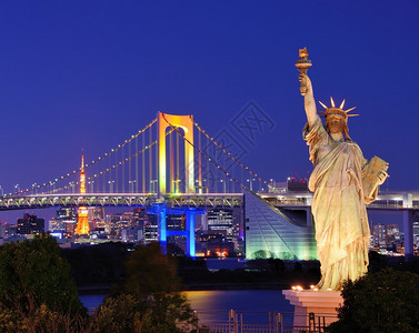 自由神像彩虹桥和东京塔从日本东京图片