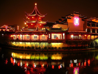 塔在晚上南京图片