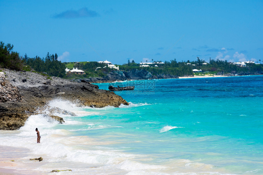 这片百慕大海景的远处有绿地彩色水和图片
