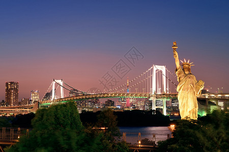 有彩虹桥和日本自由女神像的东京湾图片