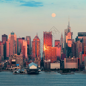 纽约市在日落和月亮升起时摩天图片