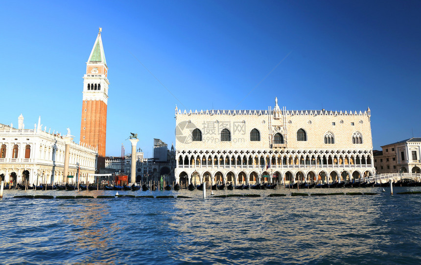 威尼斯公爵宫和圣马克钟楼图片