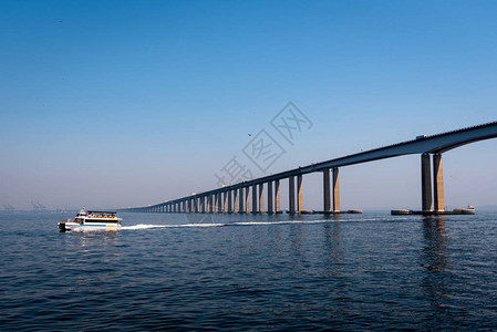 里约Niteroi桥穿越瓜纳巴拉湾和连接里约热内图片