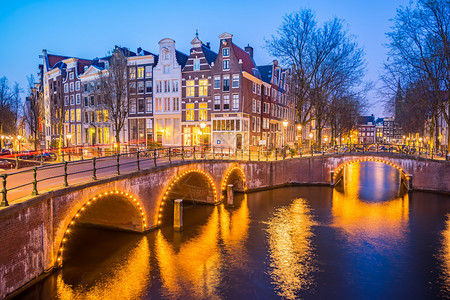 阿姆斯特丹运河有桥梁和荷兰典图片