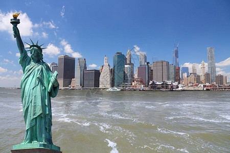 纽约自由女神像和城市天际线图片