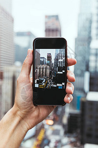 用智能手机拍摄纽约市照片的人之春用图片