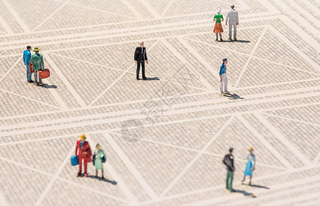 孤独的人站在一个普通的广场中间迷路图片