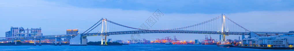 东京彩虹桥和东京湾区的东京全景图片