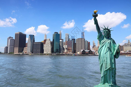 纽约市天际线与自由女神像图片
