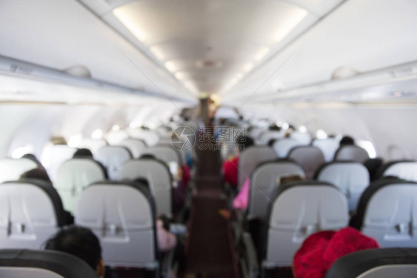 坐在飞机上的乘客的散焦视图图片