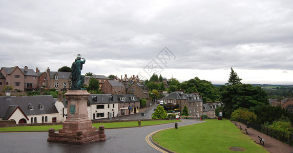 从城堡看苏格兰高地因弗内斯的城市景观图片