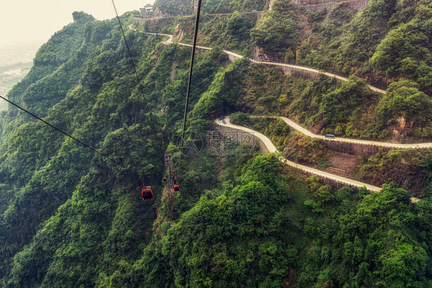 从最长的缆车上看天门山盘公路摄于图片