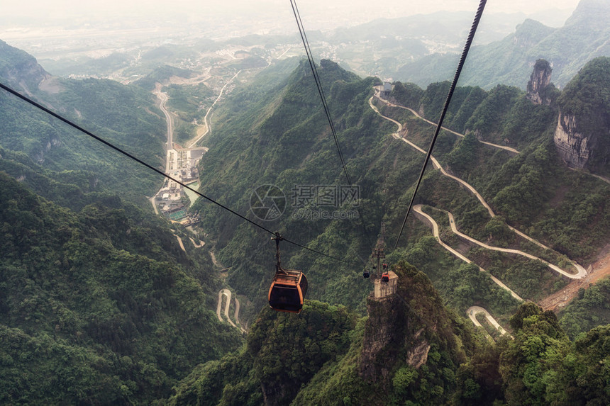 从最长的缆车上看天门山盘公路摄于图片