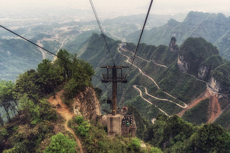 从最长的缆车上看天门山盘公路摄于图片