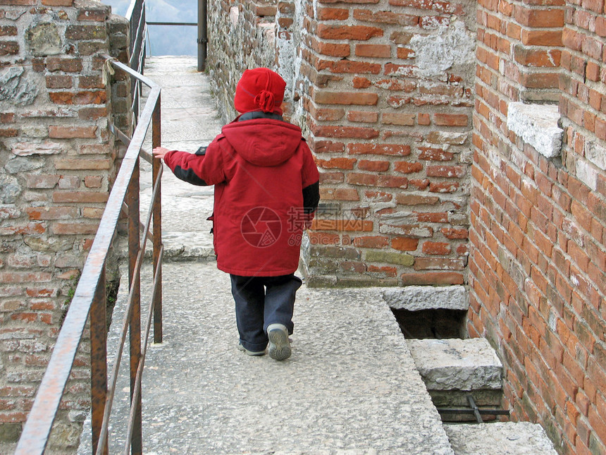 儿童在意大利维琴扎附近的马拉思基墙壁图片