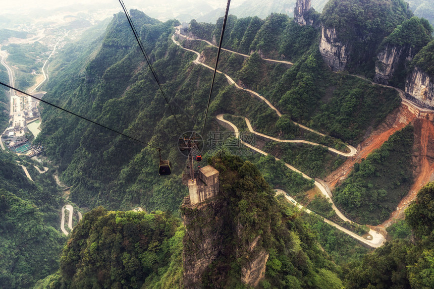 从最长的缆车上看天门山盘公路摄于图片