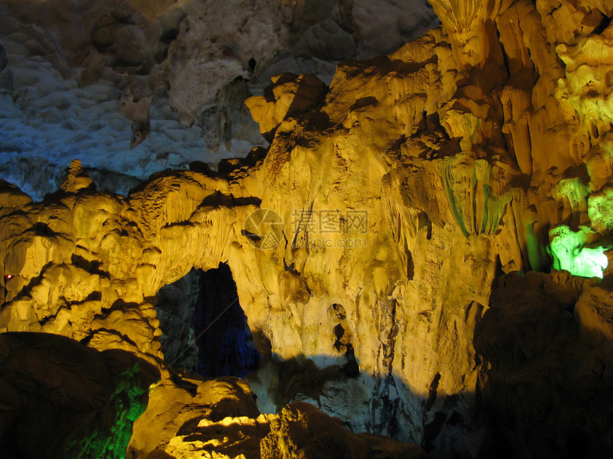 越南下龙湾岛上的洞穴图片